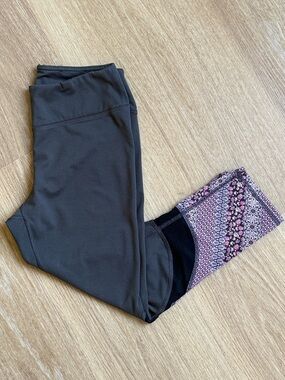GAIAM Gray Capri Leggings with Black and Pink Patterned Ankle Panels